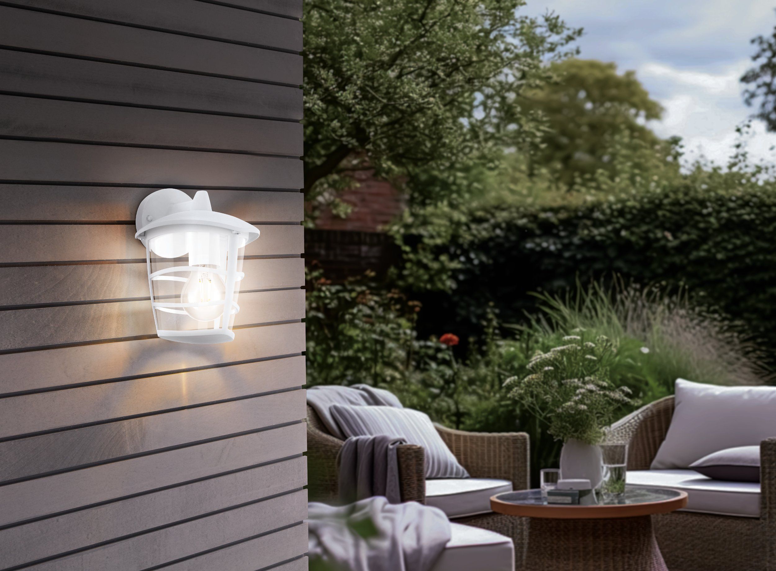 ALORIA - Applique - E27 1X60W - Struttura in alluminio fuso / finitura bianco; Diffusore in plastica / finitura chiaro; Dotazione per installazione angolare  ; IP44;
L170 x 190 H225