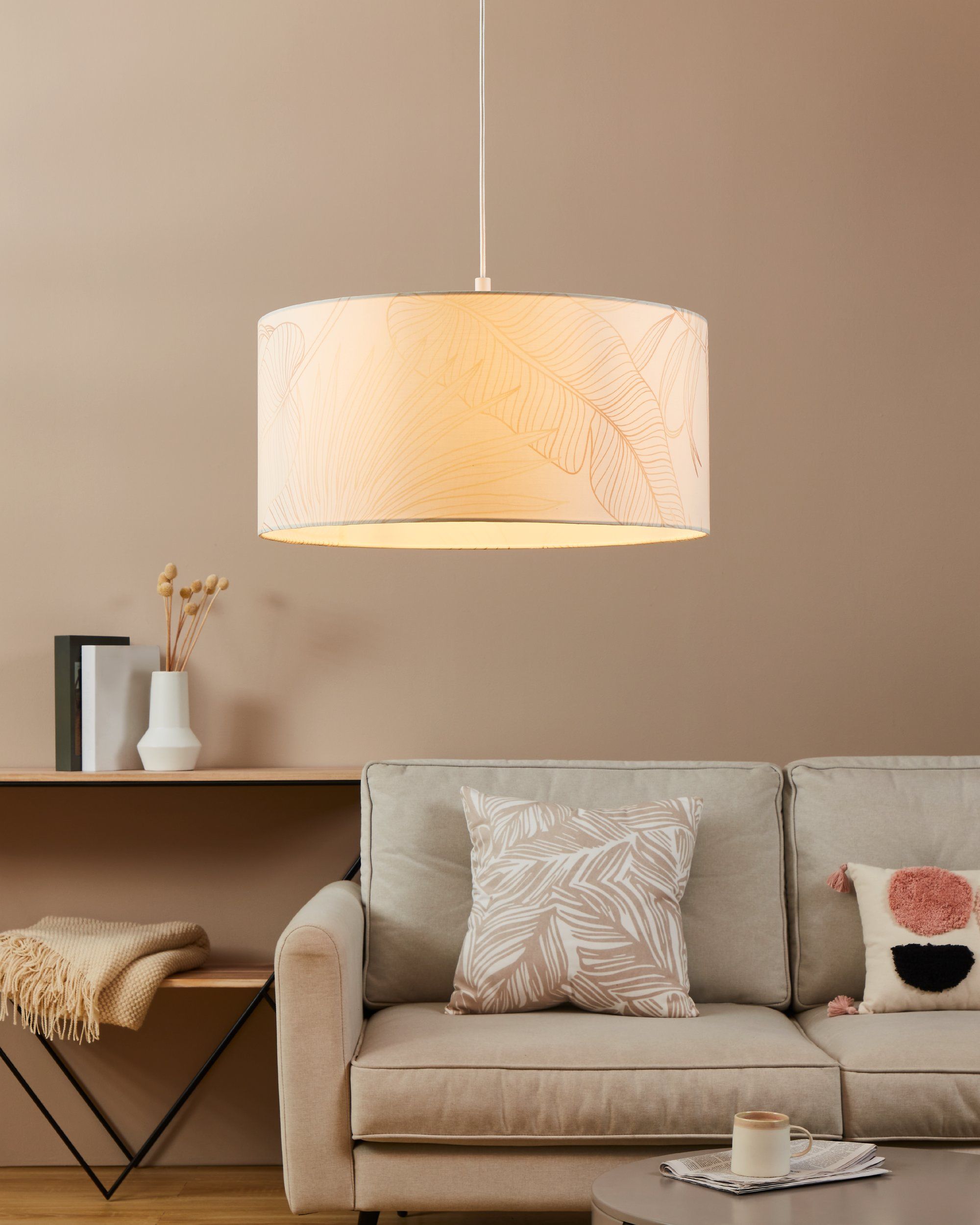 BUCAMARANGA - Sospensione - E27 1X40W - Struttura in acciaio / finitura bianco; Diffusore in tessuto con decori / finitura bianco, oro;
Ø530 H1100